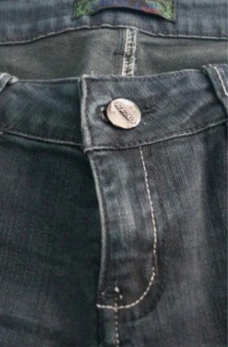 jeans blu elasticizzati con decoro sulla tasca