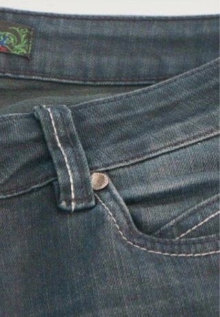 jeans blu elasticizzati con decoro sulla tasca