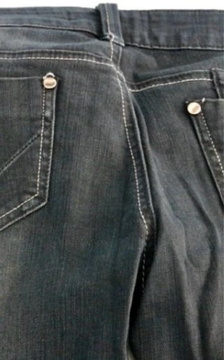 jeans blu elasticizzati con decoro sulla tasca