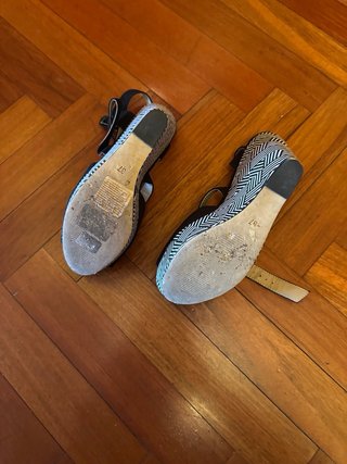 Tacones negros con tiras y hebilla