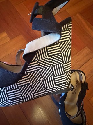 Tacones negros con tiras y hebilla