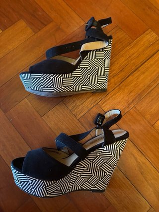Tacones negros con tiras y hebilla
