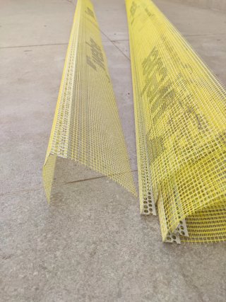 Cantonera PVC con malla .Hay 7 unidades.