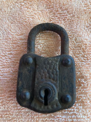 Antiguo candado de hierro