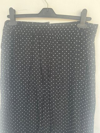 Falda midi negra lunares blancos talla M
