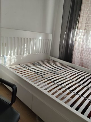 Cama blanca con cajones