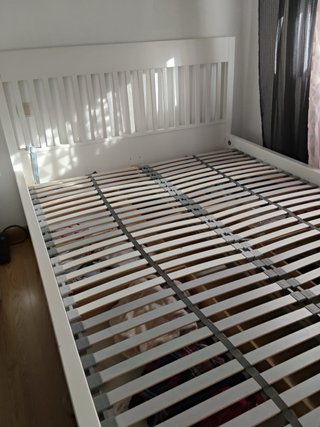 Cama blanca con cajones