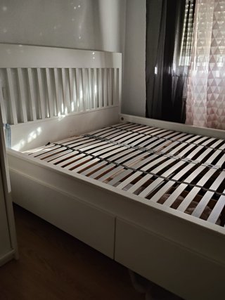 Cama blanca con cajones