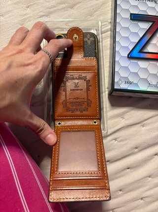 Funda logo Louis Vuitton con cinta para colgar