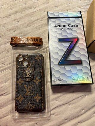 Funda logo Louis Vuitton con cinta para colgar
