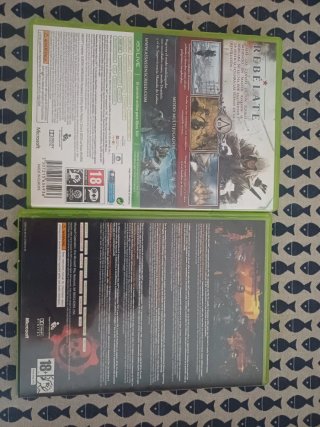 2 Juegos Xbox 360: Assassin's Creed III Gears of w