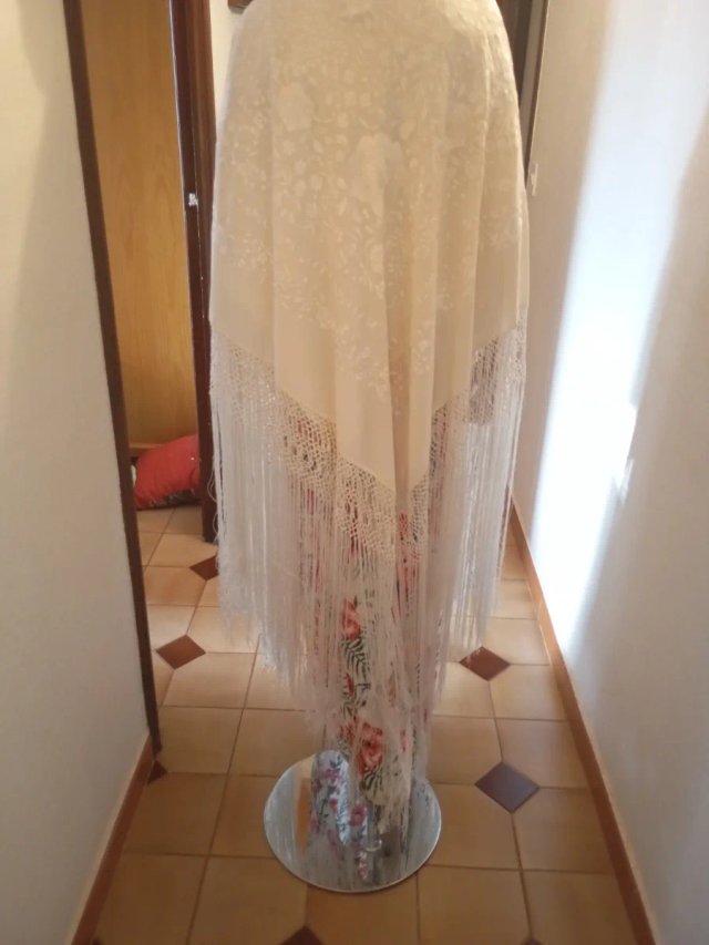 Mantón de Manila bordado a mano seda marfil clarit