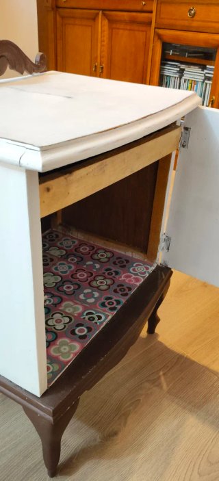 Mesita antigua de madera