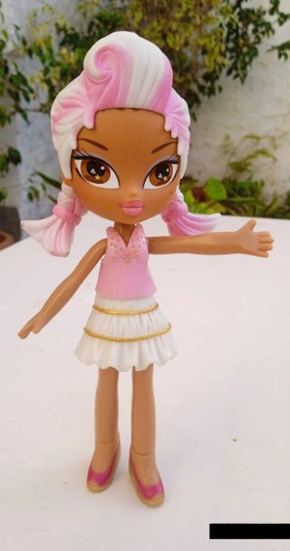 Muñeca con vestidos