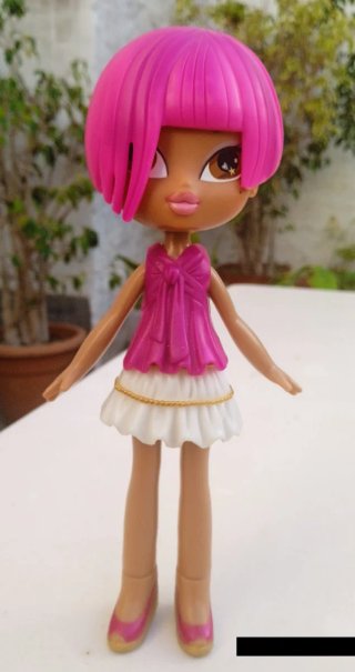 Muñeca con vestidos