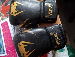 Guantes de Boxeo Venum Negros y Dorados 16 oz
