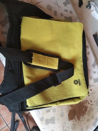 Bolso bandolera Negro y verde pistacho
