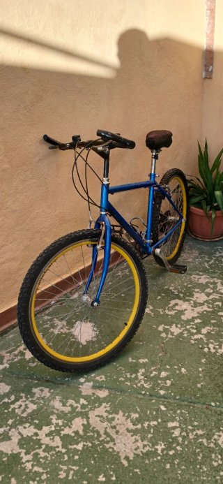Bicicleta de Montaña Azul con Ruedas Amarillas