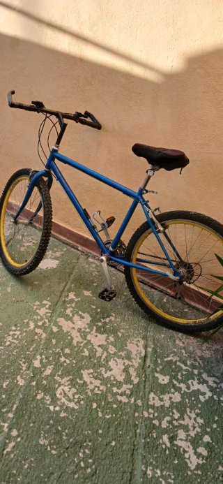 Bicicleta de Montaña Azul con Ruedas Amarillas