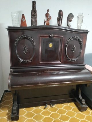 Piano antiguo de madera oscura