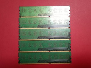 5 moduli RAM 5x1GB = 5GB. DDR3/PC3, 8500U=1066Mhz