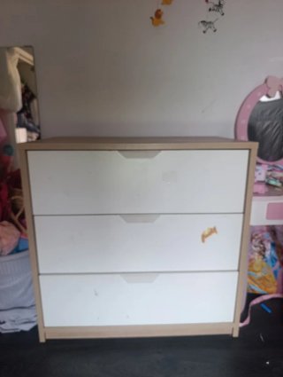 Cómoda de madera beige y blanca