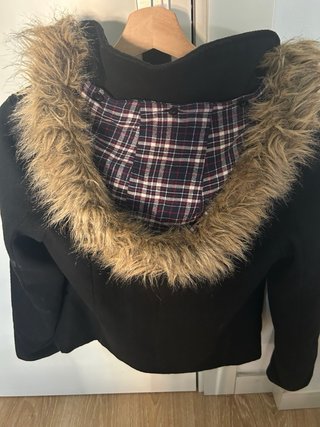 Abrigo corto paño negro con capucha