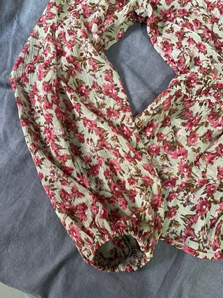 Blusa semitransparente floral manga larga