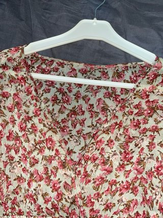 Blusa semitransparente floral manga larga