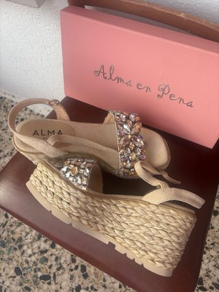 Sandalias Alma en Pena Beige y Doradas