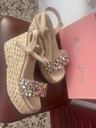 Sandalias Alma en Pena Beige y Doradas