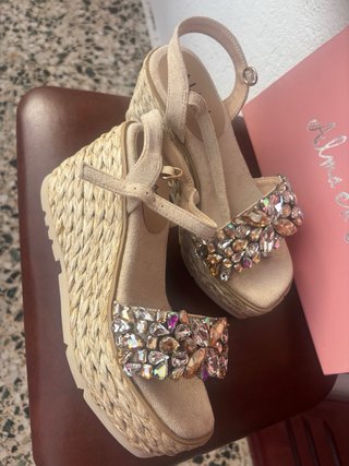 Sandalias Alma en Pena Beige y Doradas
