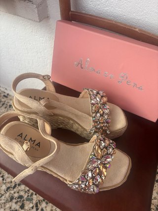 Sandalias Alma en Pena Beige y Doradas