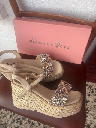 Sandalias Alma en Pena Beige y Doradas