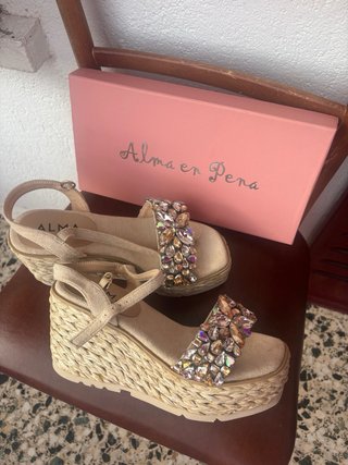Sandalias Alma en Pena Beige y Doradas