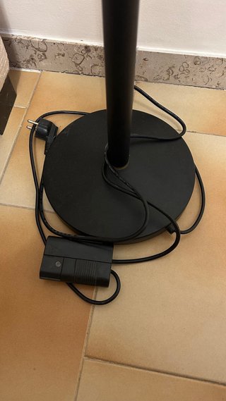Lámpara de pie negra regulable