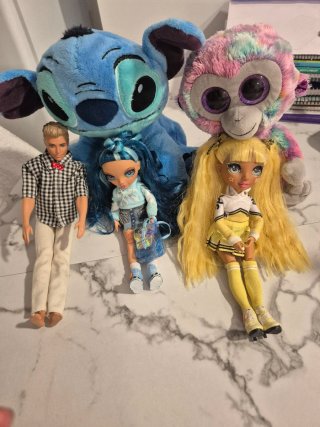 Muñecos y peluches varios