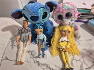 Muñecos y peluches varios