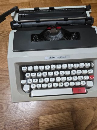 Máquina de escribir Olivetti Lettera 42