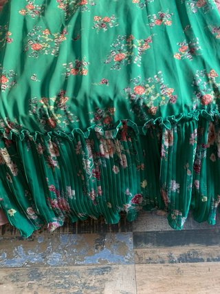 Vestido largo verde floral con volantes