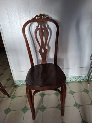 Juego de 4 sillas de madera