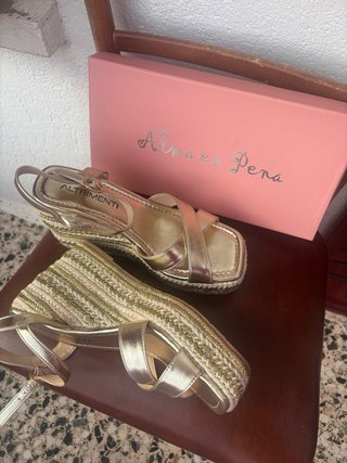 Sandalias doradas ALTRIMENTI cuña
