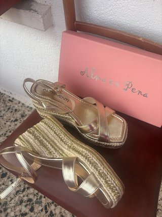 Sandalias doradas ALTRIMENTI cuña
