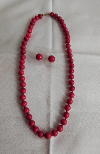 Collar y pendientes de cuentas rojas