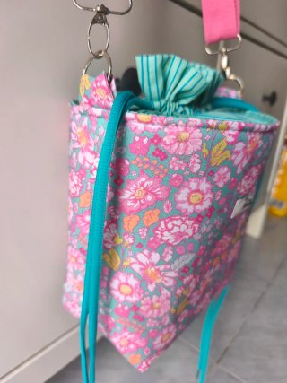 Bolso bombonera flores rosa y turquesa