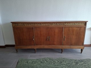 Aparador de madera con detalles dorados
