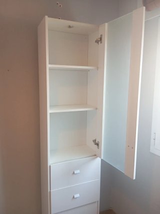 Armario estrecho blanco con cristal