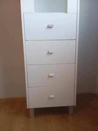 Armario estrecho blanco con cristal