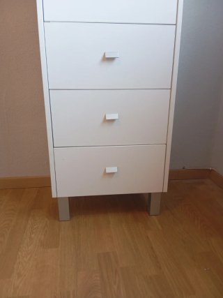 Armario estrecho blanco con cristal