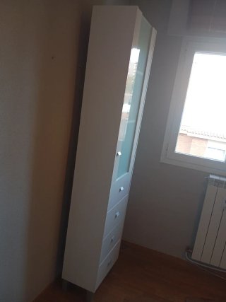Armario estrecho blanco con cristal